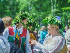 В это же время на острове Юность праздновали Троицу.