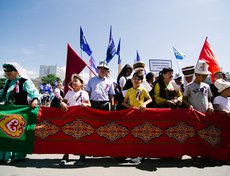 Торжественный митинг, посвященный Дню России, состоялся на площади перед дворцом спорта «Труд».