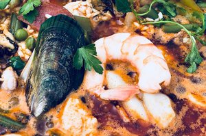 Паэлья с курицей, креветками и мидиями/ «Дайте две»