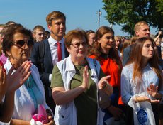 Вера Карнаухова, декан факультета сервиса и рекламы ИГУ (в центре).