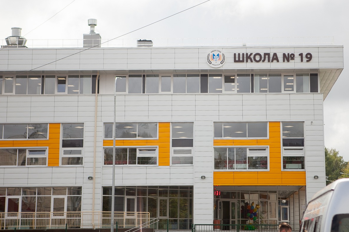 Директор школы № 19 Светлана Большещапова пояснила, что в новом здании будет учиться 1700 детей, из них 242 – первоклассники.