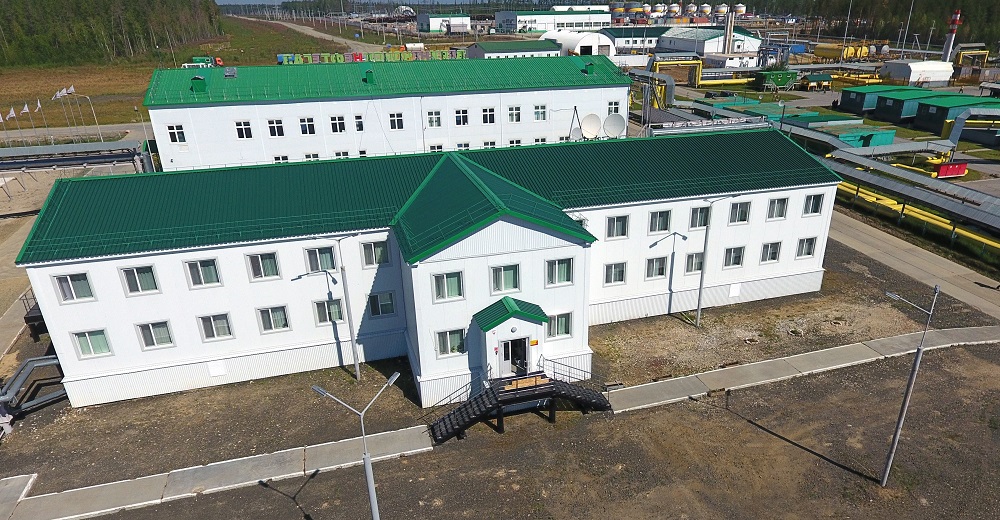 Для вахтовиков созданы комфортные условия. Социальная инфраструктура включает в себя 8 благоустроенных общежитий, 6 столовых, спортивно-оздоровительный комплекс, тренажерный зал.