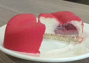 Подборка пирожных с космическими вкусами.