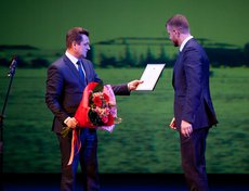 Первый заместитель губернатора Иркутской области Владимир Дорофеев вручает диплом председателю думы
