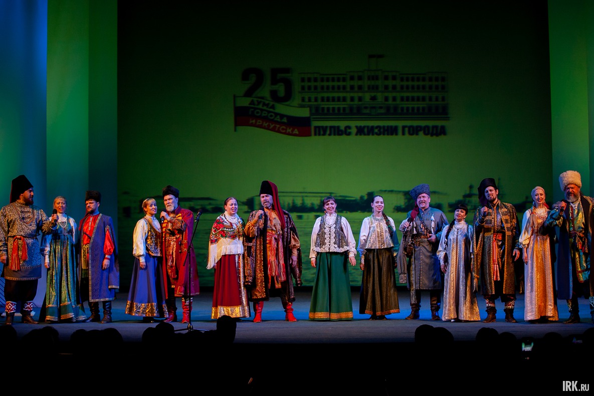 Выступление артистов Иркутского городского театра народной драмы с песней «Живи, Иркутск!»