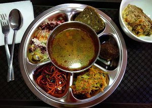 Пошла за булками, а попала в буфет с блюдами без мяса.