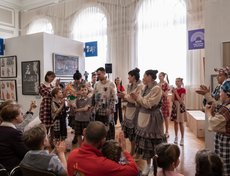 В Иркутском художественном музее посетителей ждала театрализованная программа. Автор фото — Валерий Юдин.