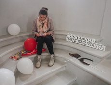 Программа в отделе истории Краеведческого музея была посвящена театру. На входе зрителям выдавали маски и другую бутафорию.