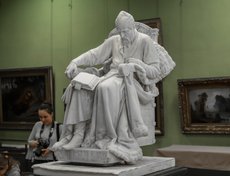 За действом молчаливо наблюдали скульптуры — хранители музея. Автор фото — Валерий Юдин.