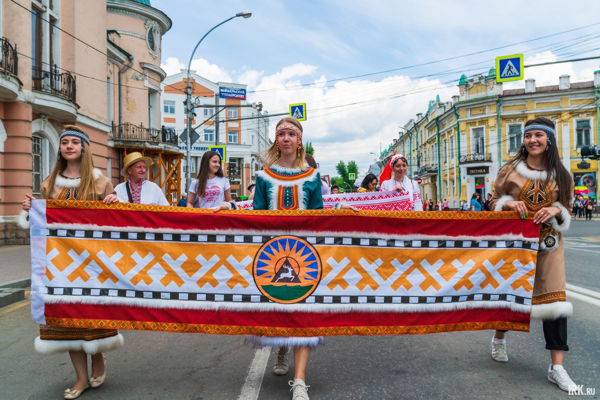 Представители национально-культурных организаций в национальных костюмах представили «Пояса дружбы», украшенные уникальными национальными узорами и орнаментами.