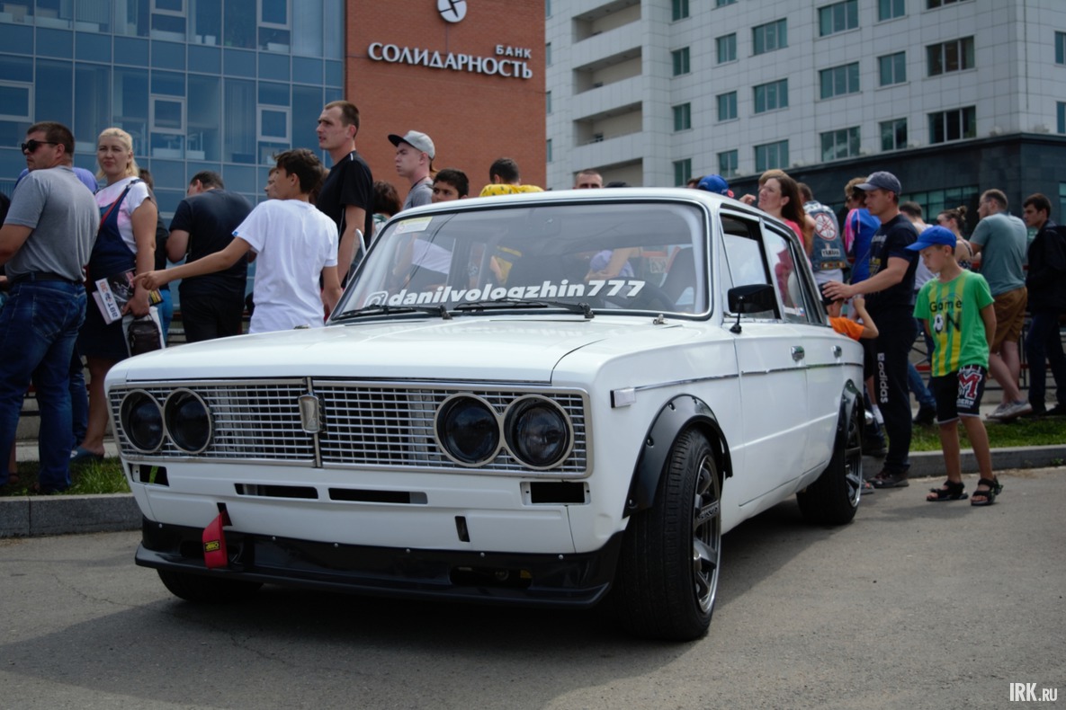 На набережной работала выставка автомобилей.