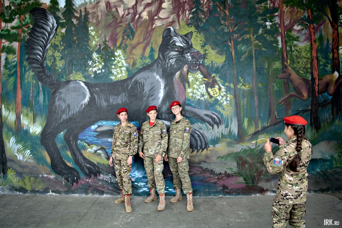 Излюбленным местом для фотографирования молодежи стала ниша на нижнем ярусе набережной, украшенная граффити.