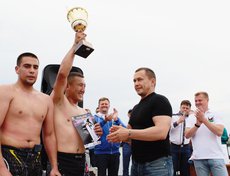 Кубок победителю соревнований вручил мэр Иркутска Дмитрий Бердников.
