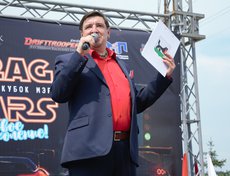 Перед стартом зрителей развлекал ведущий мероприятия Игорь Бялоус.