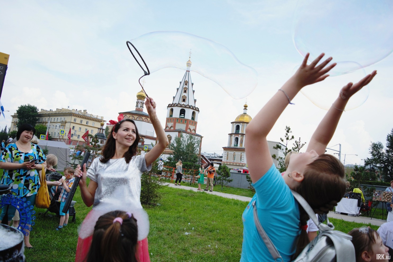 Тем временем на аллее Нижней Набережной работала развлекательная площадка для горожан.