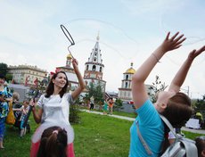 Тем временем на аллее Нижней Набережной работала развлекательная площадка для горожан.