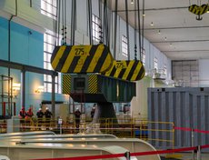 Самую тяжёлую часть машины — ротор весом более 500 тонн – вынимают двумя кранами грузоподъёмностью по 275 тонн.