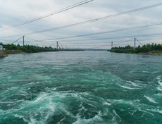 Суммарная пропускная способность турбин и водосбросов — 7040 куб. м/с.