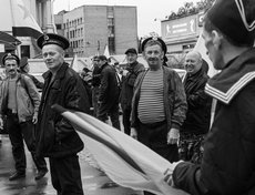 Ветераны-моряки собрались утром 28 июля около Дома офицеров.