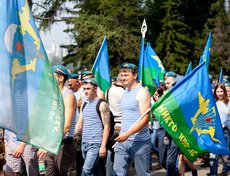 Участники колонной прошли до памятника Александру Третьему.