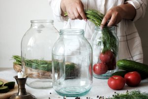 Салат из огурцов и необходимая утварь.