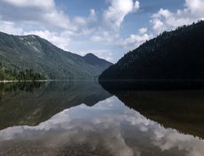 По озеру ходит лодка-такси, на которой можно добраться до дальнего берега озера (500 рублей с человека). Пешком путь вдоль озера до песчаного пляжа занимает примерно 1,5 часа.