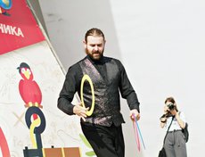 На представления фокусника дети сбегались ближе к сцене.