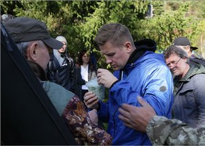 Шеф-повар Александр Белькович готовил обед для лесников.