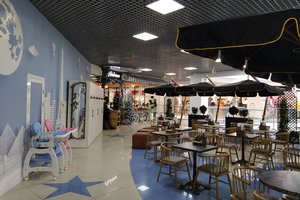 Ева Гриль пила комбучу и ела турнедо в новом заведении.