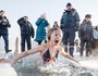 Девочка окунается в иордани на Якоби на Крещение, январь. Автор — Артем Моисеев