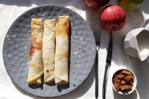 Настряпали блинов и приготовили две начинки: сладкую и сытную.