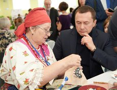 Пытается вникнуть во все проблемы старшего поколения