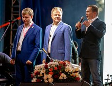 Однажды Дмитрий Бердников познакомился с Игорем Бутманом. С тех пор Бутман приезжал в Иркутск на День города каждый год
