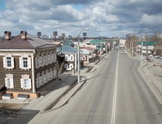 Машин в понедельник утром на дорогах практически нет.