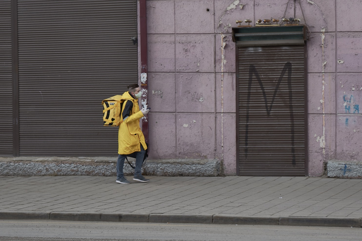 В городе работают доставки еды.