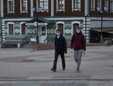 Несмотря на рекомендации не выходить из дома, редкие прохожие все же встречаются. Многие из них позаботились о личной безопасности, надев маски.