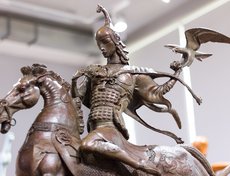 На охоте всадников сопровождают грациозные барсы и зоркий сокол, который выслеживает добычу.