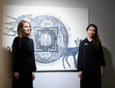 На картине «Дом» изображена сама Ану и ее близкие — муж и сын. Они все объединены мандалой — священным буддийским символом в форме круга.