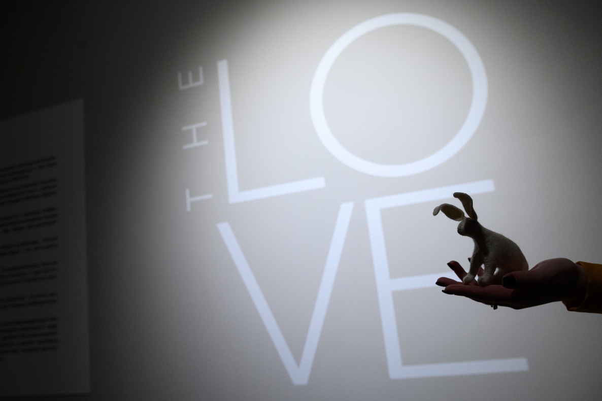 Выставка The Love — это размышления художницы о сущности и природе любви.