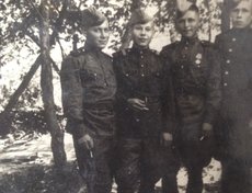 Помню, по новостям в 1982 году сообщили, что нашли фляжку с запиской – это он ее зарыл, когда роту окружили немцы, думал, что погибнет. Но никому так и не сказал, что это его фляжка. Награжден орденами и медалями. Фото Анастасии Марковой
