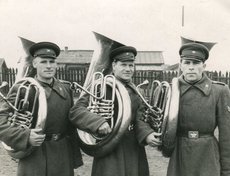 «Посередине — мой дед, Селезнев Василий Спиридонович 25.12.1915 г.р.». Фото прислала Елена Томилова