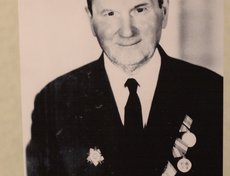 Историн Александр Федорович (1914-1990). Гвардии Старшина Ветслужбы 46 Гвардейского Кавалерийского Полка. Украинский Фронт. Призван на службу 1939 г. Принимал участие в боевых действиях в ВОВ. Медали «За отвагу», «За боевые заслуги». Фото Татьяны Историно