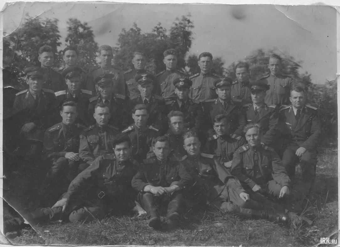 «Внизу - первый слева. Групповая фотография может быть многим интересна», — пишет Сергей Богданов, приславший снимок.