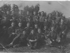 «Внизу - первый слева. Групповая фотография может быть многим интересна», — пишет Сергей Богданов, приславший снимок.