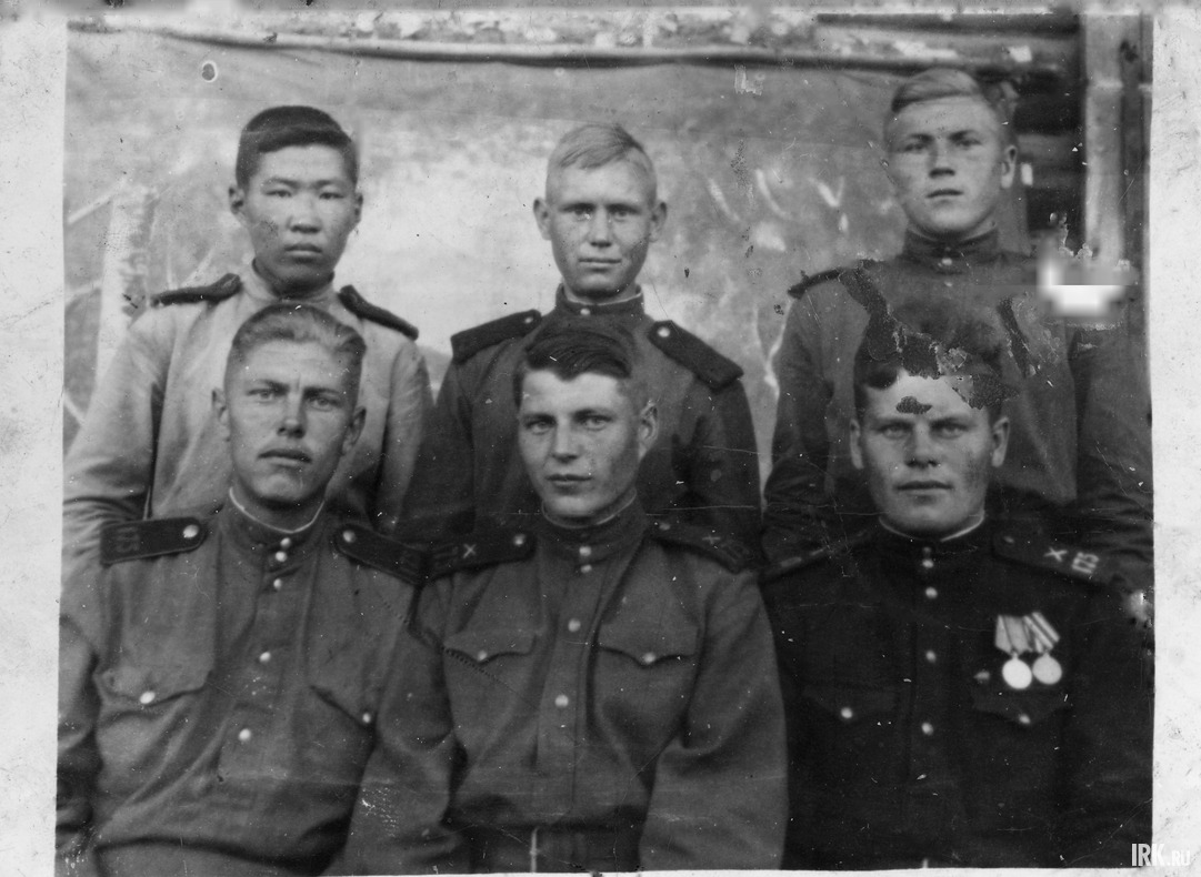 Боженков Яков Савельевич (крайний справа). «Тащили гаубицу через Большой Хинган, громили Квантунскую и потом салютовали на параде Победы в Харбине», пишет Николай Боженков про переход через Большой Хинган в Маньчжурии 53-й армии Забайкальского фронта в 19