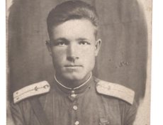 Прижимов Иван Акимович родился в 1921 году в д. Икониковская Усольского района, прожил 75 лет. Служил техником-лейтенантом в должности механика звена 1-й АЭ, 658 АП. Участвовал на Ленинградско-Волховском фронтах с дек. 1941 г