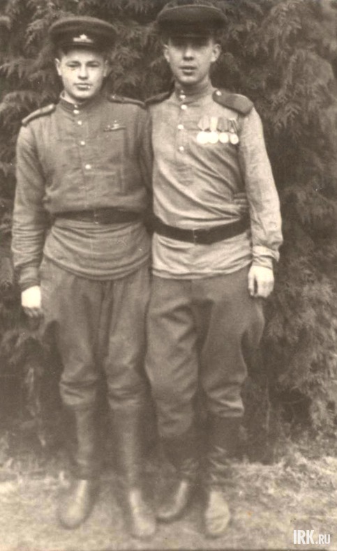 1945 г., г. Грогдзее, оккупационные войска под Берлином (в светлой гимнастерке).