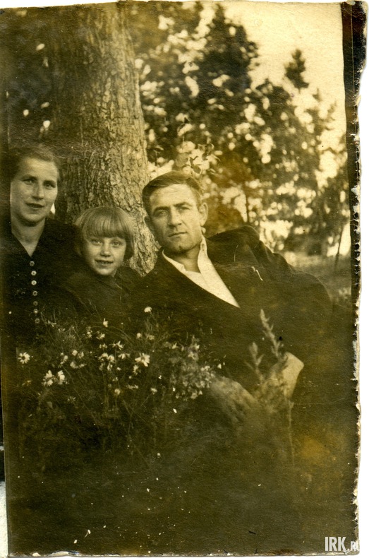 Семья Никитиных: Клавдия, дочь Нелля и Тимофей. Могилёв 1947 год