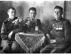 Поротов Иннокентий Александрович (в центре) (1926-1962). Призван в 1943, ефрейтор, службу начал в 25 окр. школе отличных стрелков и снайперской подготовки ЗабФ. Боевой путь начал на севере Голландии, закончил в Германии. Вернулся в 1946 г.