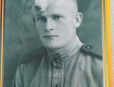 Чучуй Николай Иванович (1921). Призван в 1939 г. из г. Хилок (Чита). Служил на КВЖД, затем фронт. Дошел до Берлина. Фото сделано 1.09.44.